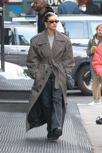 Пальто у принт "ялинка" — модна альтернатива картатому верхньому одягу