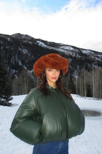 Куртка Loewe — улюблена практична річ It-girls цієї зими