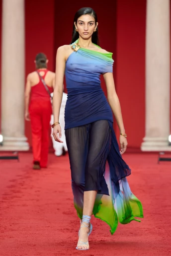 Найкрасивіші сукні з ефектом деграде в колекціях весна-літо 2023