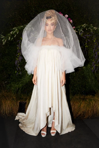 Ріта Ора у вінтажній весільній сукні YSL у своєму новому кліпі