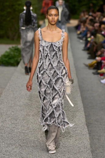 Найгарніші сукні з деніму в колекціях весна-літо 2023