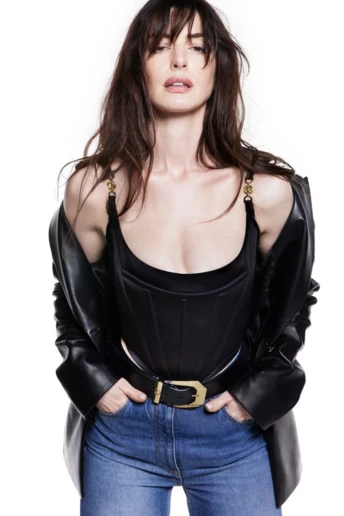 Енн Гетевей продовжує підкорювати модну індустрію як обличчя Versace