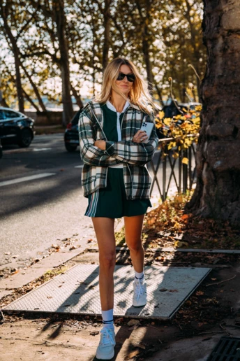 Streetstyle: як стильно поєднувати спідницю та кросівки цієї весни