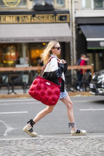 Streetstyle: з чим носити обʼємну сумку цього літа