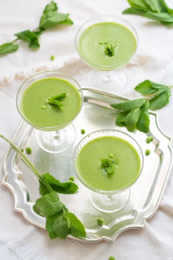 Ідеальний рецепт для недільного обіду: холодний суп з зеленого горошку та м’яти