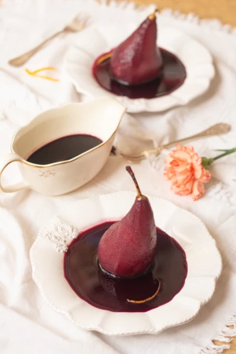 Уроки французької: Poires Pochées Au Vin Rouge — груші, томлені у червоному вині