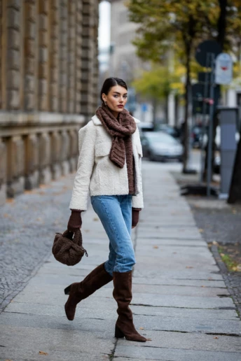 Streetstyle: коричневе взуття + джинси — найуніверсальніша комбінація сезону