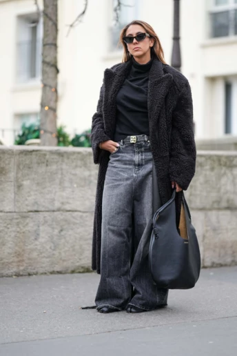 Streetstyle: джинси + теплий светр — улюблена формула модниць цього сезону