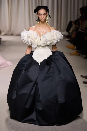 Букет троянд: нова колекція Giambattista Valli Couture весна-літо 2024
