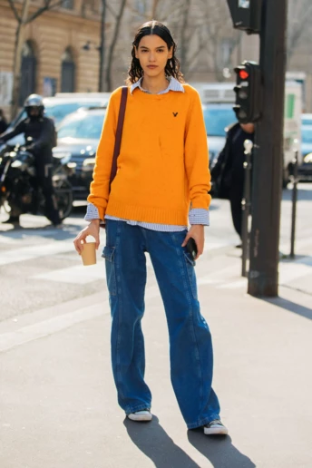 Streetstyle: 7 ідей, з чим носити джинси карго цієї весни