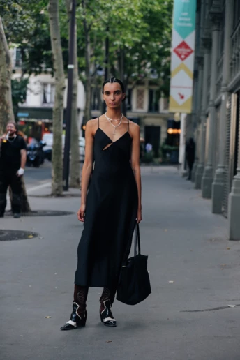 Сукня-сліп + чоботи — головна модна комбінація цієї весни