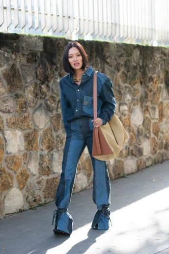 Streetstyle: двоколірні джинси – головний вибір модниць цього літа