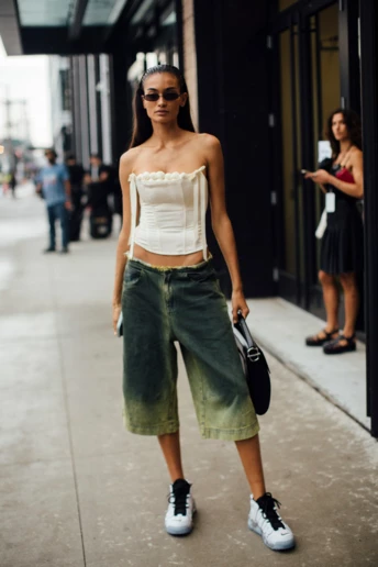 Streetstyle: шорти-бермуди + кросівки – модна стилізація цього літа