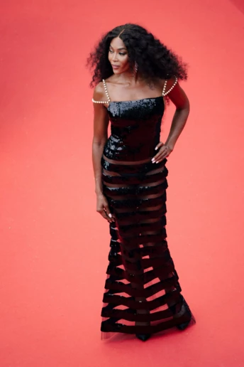 Образ дня: Наомі Кемпбелл в архівній сукні Chanel на Каннському кінофестивалі