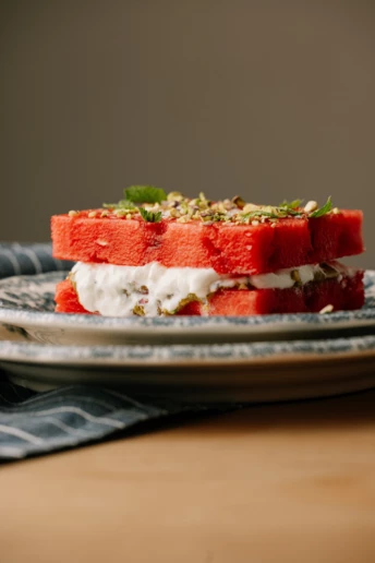 Модний тікток-тренд: Watermelon Sandvich, або канапка з кавуна, плюс граніта на десерт