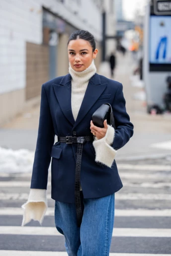 Streetstyle: кремовий светр із високою горловиною — головна покупка цього сезону