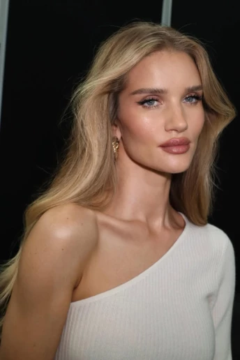 Jam blonde або “мармеладний блонд”: головний відтінок літа 2025