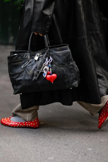 Streetstyle: наймодніші кольорові балетки, які варто додати в свій гардероб уже зараз