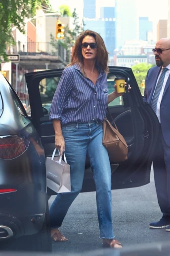 Rich Mom Style: Сінді Кроуфорд носить наймодніший образ цього літа з сорочкою