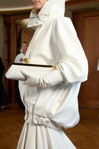 Ця культова сумка 1960-х повертається як наймодніший аксесуар цього літа