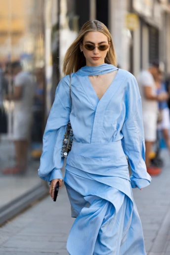 Streetstyle: небесно-блакитний – наймодніший колір цього літа