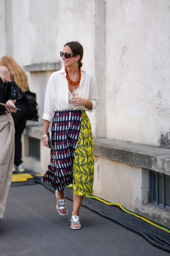 Streetstyle: біла сорочка + кольорова спідниця – модне поєднання цього літа