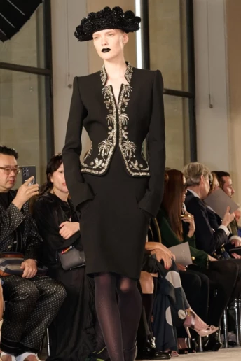 Сюрреалізм у деталях: б’юті-образи з кутюрного шоу Schiaparelli