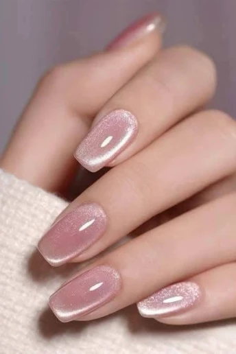 Скляні нігті: новий nail-тренд літа 2025, який замінює glazed donut nails