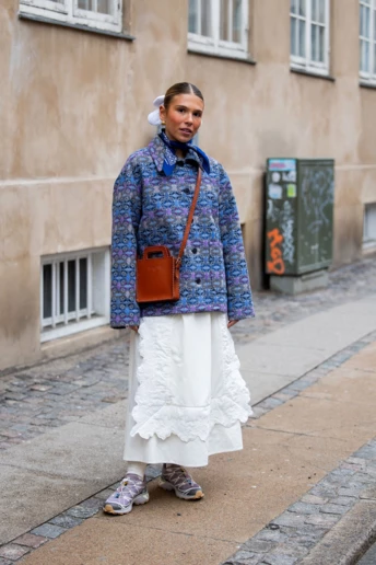 Біла спідниця + кросівки: 7 найкращих образів із найзручнішим поєднанням сезону