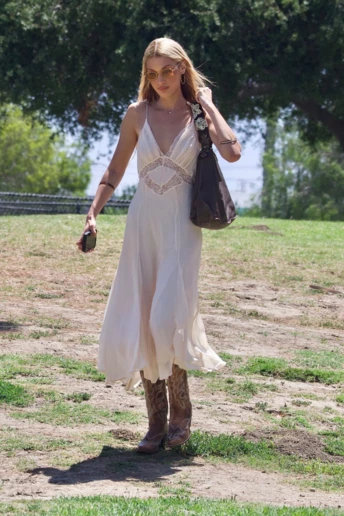 Белла Гадід обрала ідеальну літню сукню — і вона напрочуд доступна