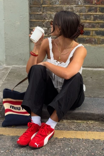 Червоні кросівки — головна пара взуття 2025 року