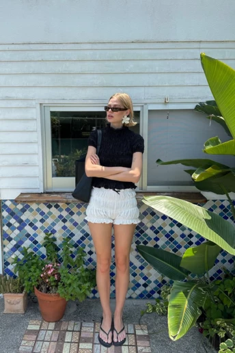 Це мінімалістичне поєднання модниці знову й знову носять цього літа