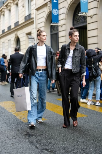 Як носити білу майку у 2025 році — варіанти модного комʼюніті