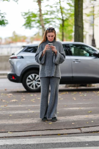 Сірі трикотажні штани — найкраща альтернатива джинсам цієї осені