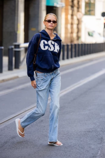 Джинси + в’єтнамки — культовий дует 2000-х знову в тренді цього вересня