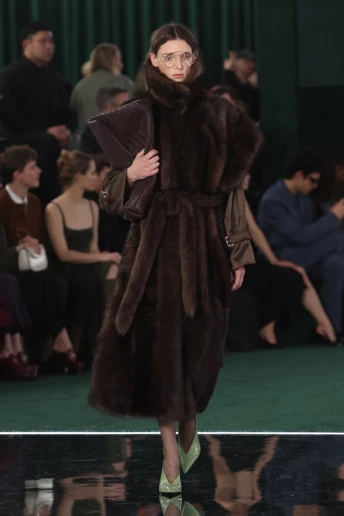 Наймодніші пальта зі штучного хутра сезону осінь-зима 2025/2026