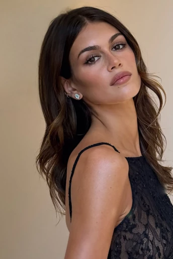 Toasted blusher: Кая Гербер відкриває сезон із трендовим рум’янцем