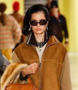 Стрижка “шикарні бабусі” з 1950-х повертається восени 2025