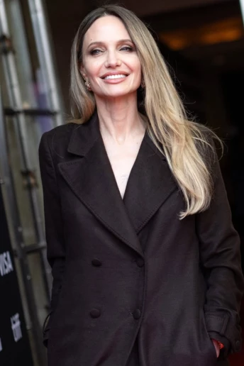 Анджеліна Джолі стала блондинкою: новий відтінок Blended Blonde — ідеальний на осінь 2025