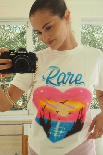 Селена Ґомес зробила ставку на toasted nails: головний манікюр осені 2025