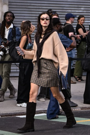 "Нудні" чоботи — наймодніше мінімалістичне взуття цієї осені