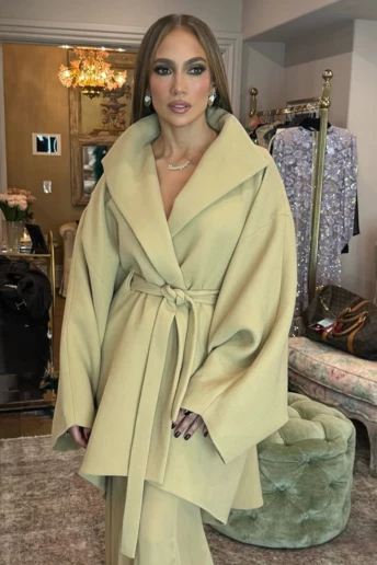 Дженніфер Лопес обирає вампірський манікюр цієї осені