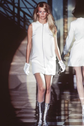 7 взуттєвих трендів з 1990-х, які знову в моді восени 2025 року