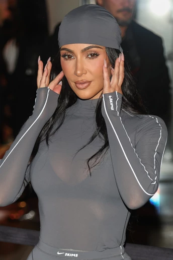 “Кришталевий” манікюр Кім Кардаш’ян, який тримається дійсно довго