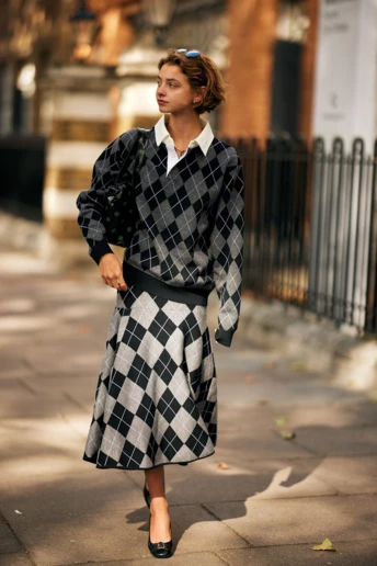 "Дідусевий" светр із ромбами — улюблений вибір модниць цього сезону