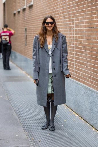 Сіре пальто — необхідна база капсульного гардероба цього сезону