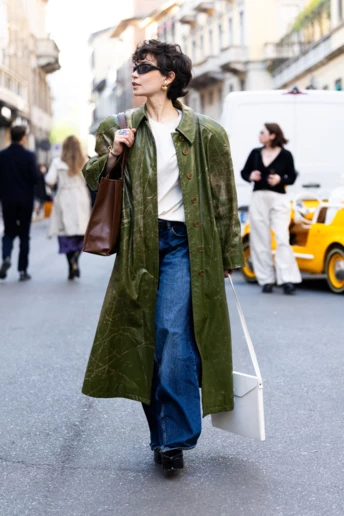Зелений шкіряний плащ – улюблений верхній одяг модниць цього сезону