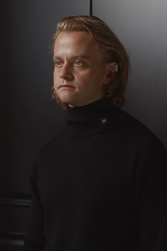 Віталій Ажнов читає вірш Сергія Жадана "Оббиваєш цвинтару землю з взуття"