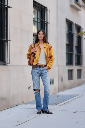 Потерті джинси повертаються: як носити їх цієї осені
