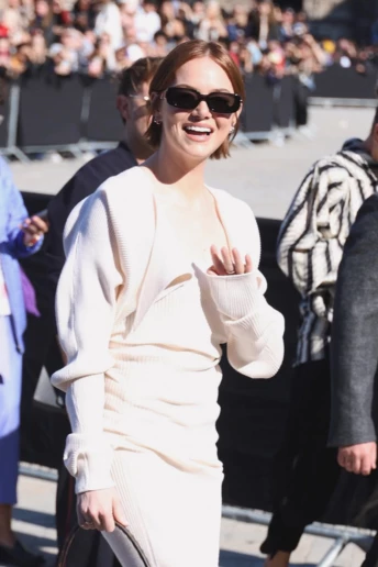 Емма Стоун кардинально змінила образ: її паризький боб підкорив Тиждень моди